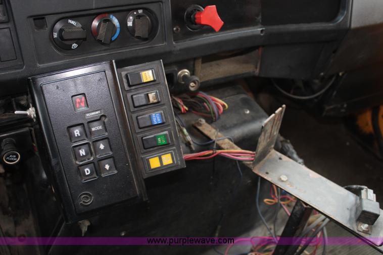 image for item J4563 1999 International 4900 dump truck