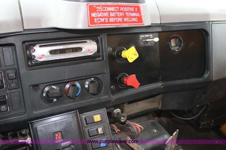 image for item J4563 1999 International 4900 dump truck