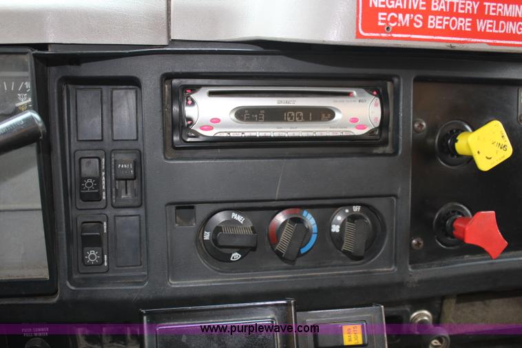 image for item J4563 1999 International 4900 dump truck