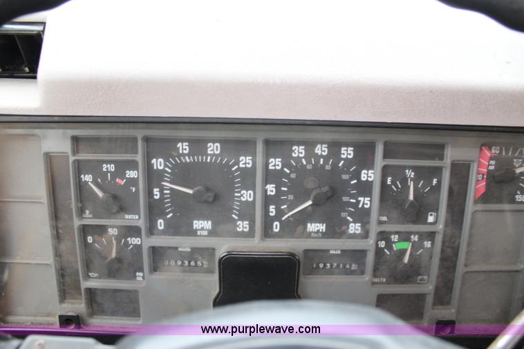 image for item J4563 1999 International 4900 dump truck