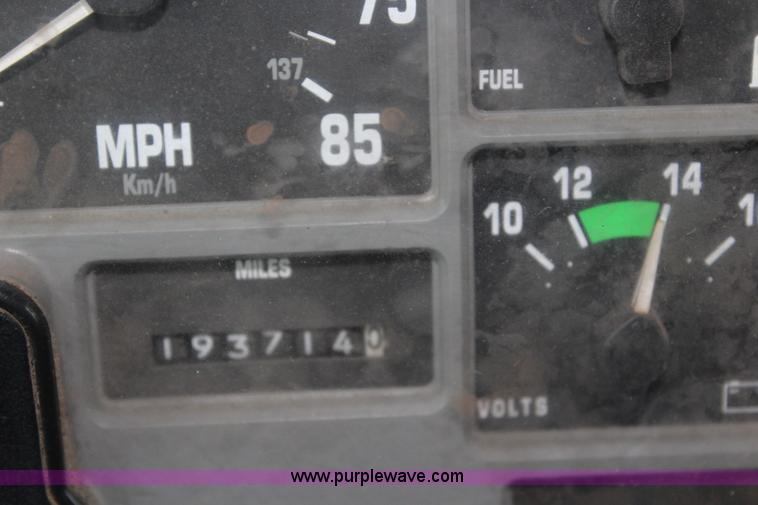 image for item J4563 1999 International 4900 dump truck