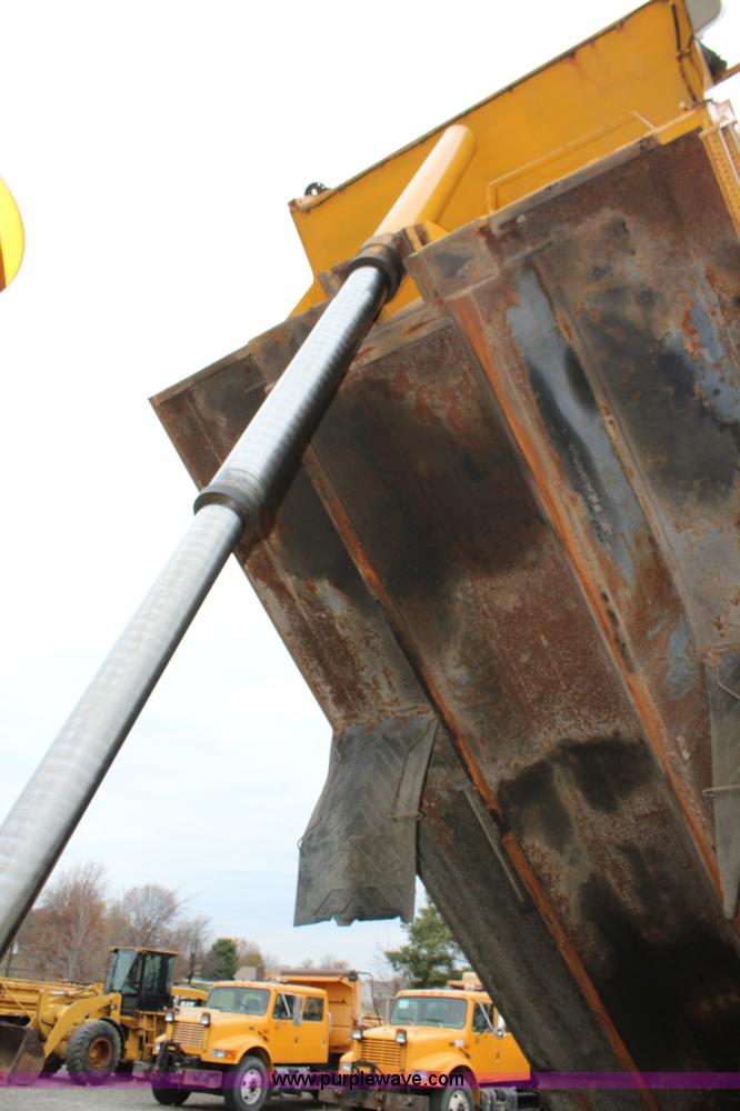 image for item J4563 1999 International 4900 dump truck