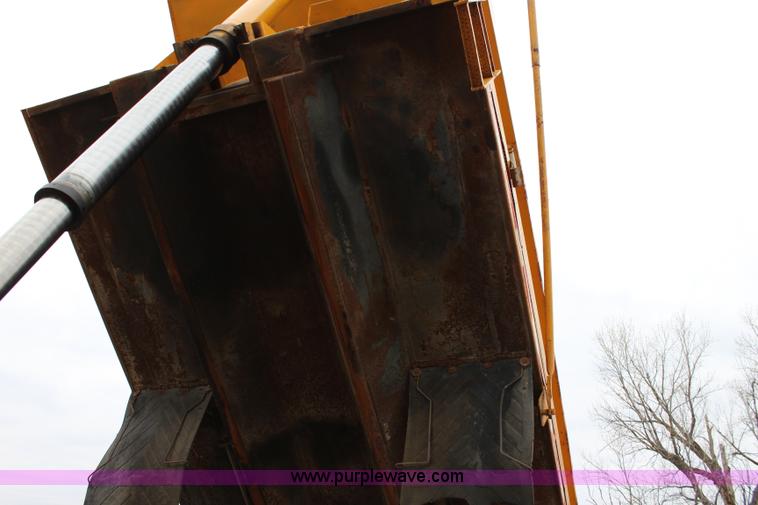 image for item J4563 1999 International 4900 dump truck