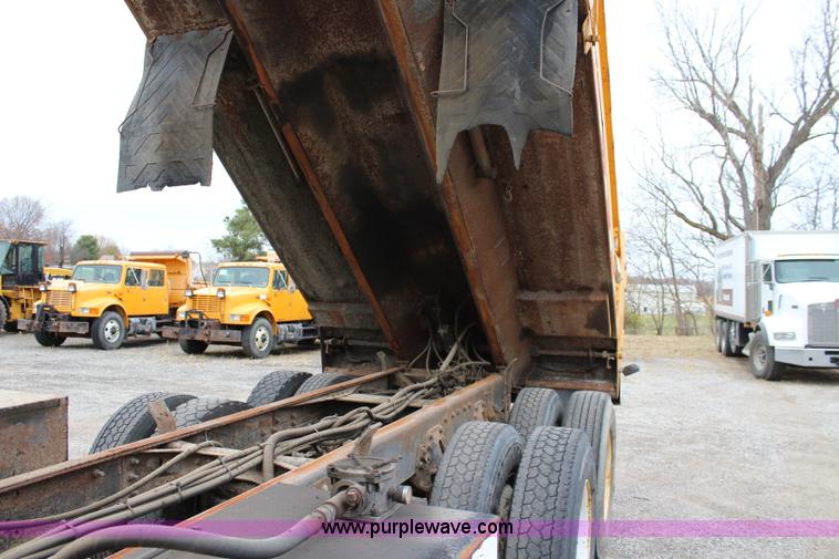 image for item J4563 1999 International 4900 dump truck