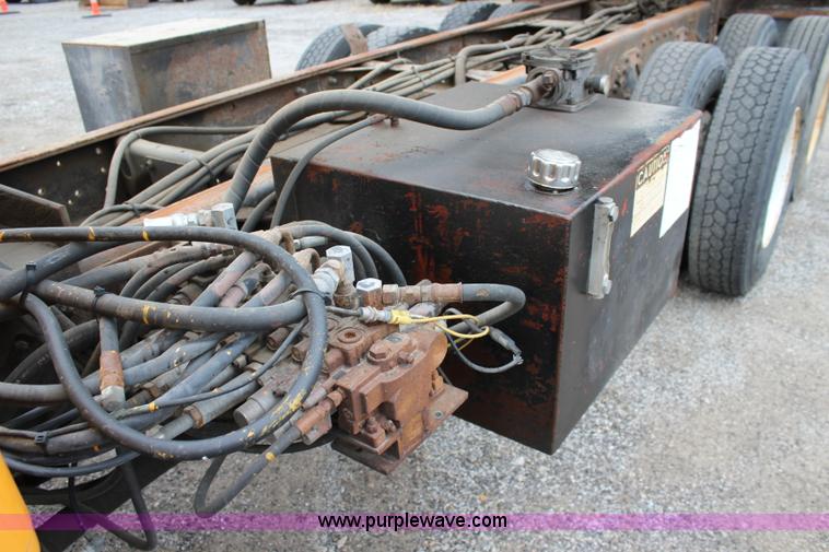 image for item J4563 1999 International 4900 dump truck