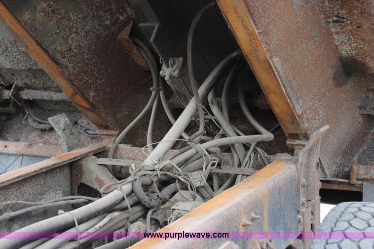 image for item J4563 1999 International 4900 dump truck