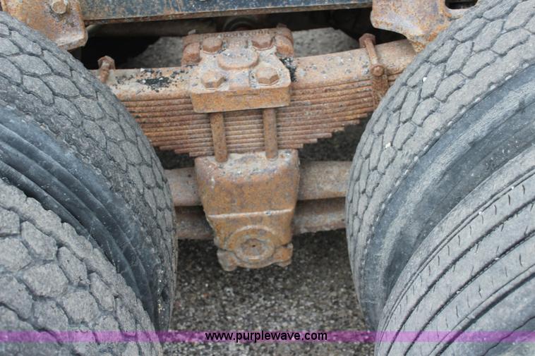 image for item J4563 1999 International 4900 dump truck