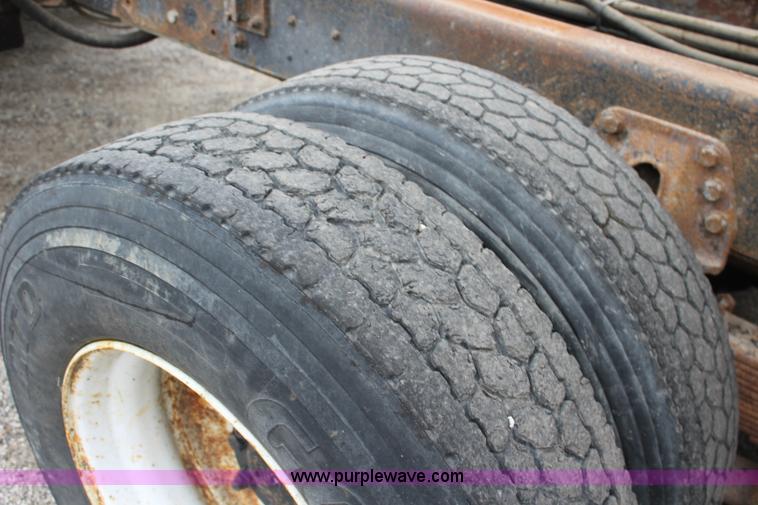 image for item J4563 1999 International 4900 dump truck