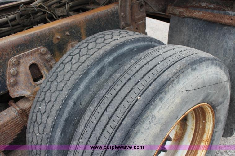 image for item J4563 1999 International 4900 dump truck