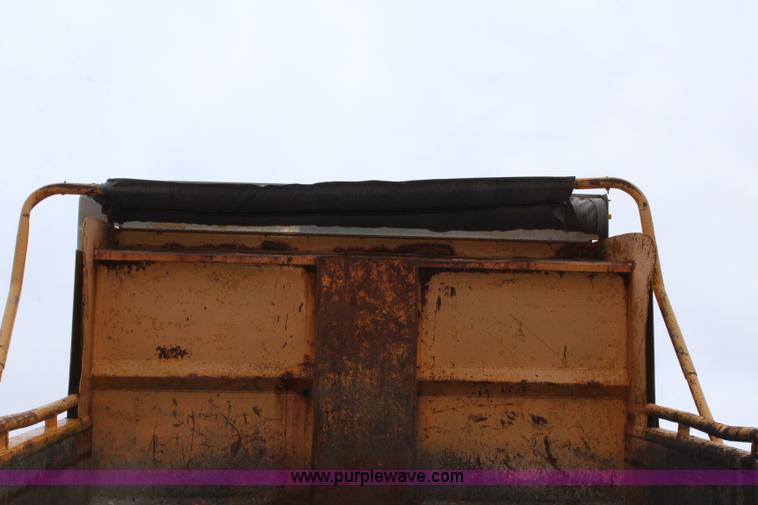 image for item J4563 1999 International 4900 dump truck