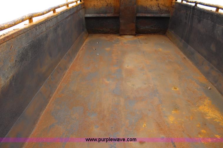 image for item J4563 1999 International 4900 dump truck