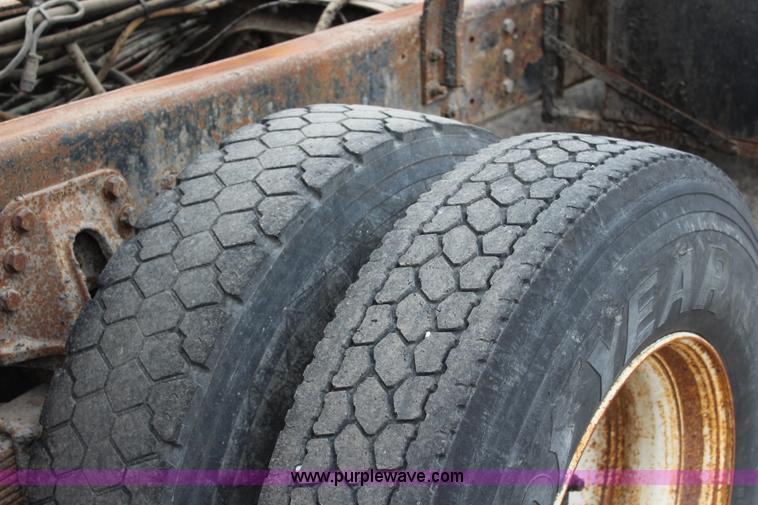 image for item J4563 1999 International 4900 dump truck