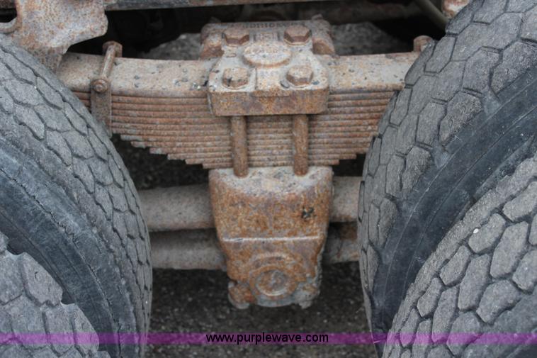 image for item J4563 1999 International 4900 dump truck