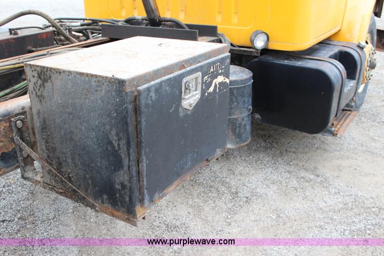 image for item J4563 1999 International 4900 dump truck