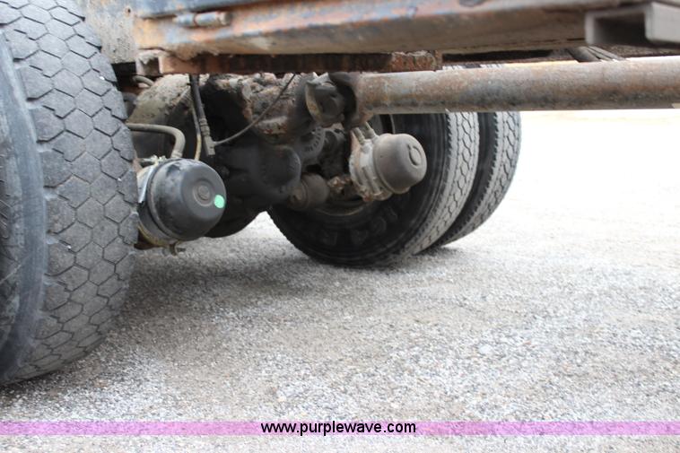 image for item J4563 1999 International 4900 dump truck