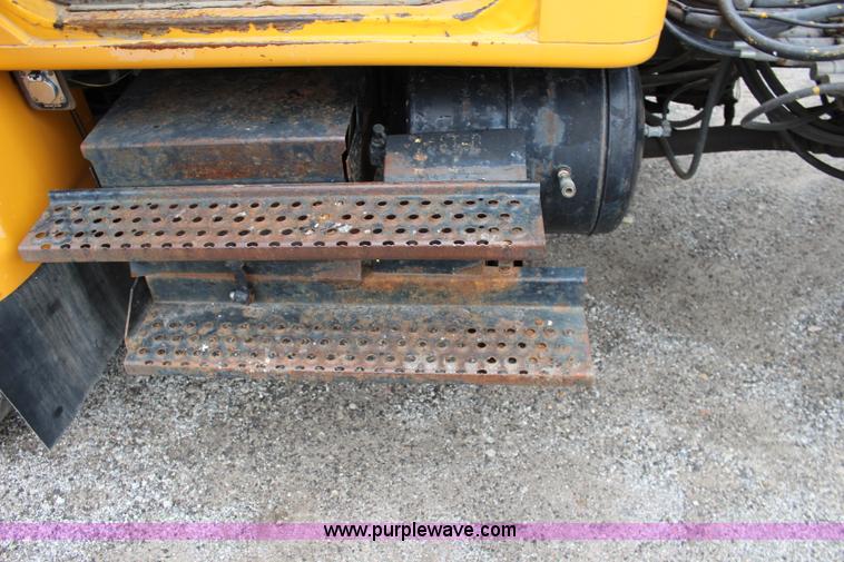 image for item J4563 1999 International 4900 dump truck