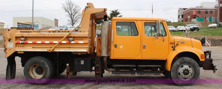 image for item J4564 2002 International 4900 Crew Cab dump truck