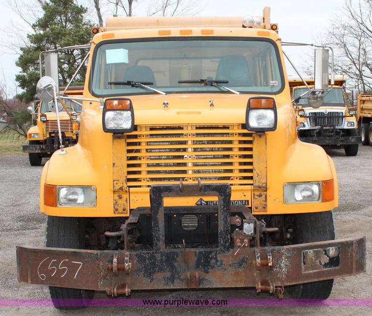image for item J4564 2002 International 4900 Crew Cab dump truck