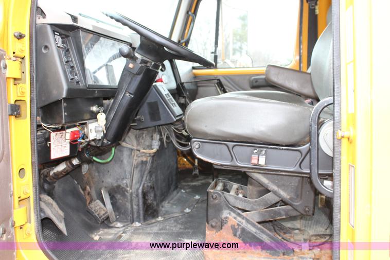 image for item J4564 2002 International 4900 Crew Cab dump truck