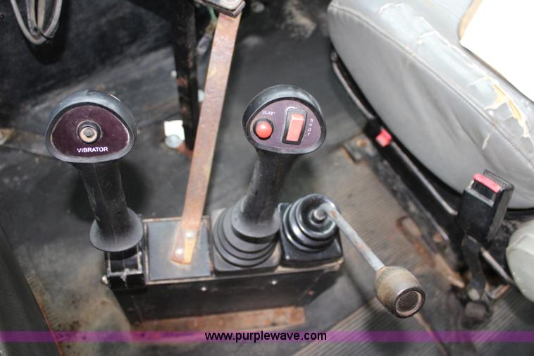 image for item J4564 2002 International 4900 Crew Cab dump truck