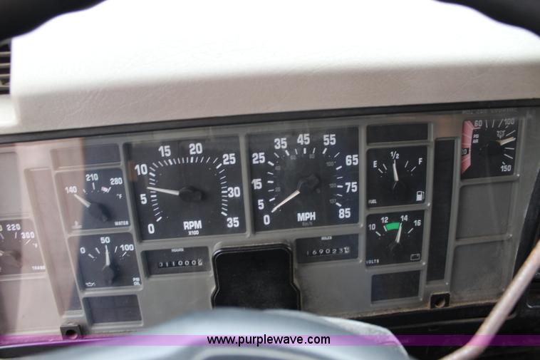 image for item J4564 2002 International 4900 Crew Cab dump truck