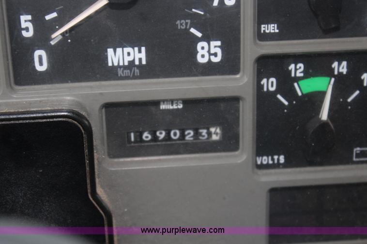 image for item J4564 2002 International 4900 Crew Cab dump truck