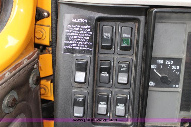 image for item J4564 2002 International 4900 Crew Cab dump truck