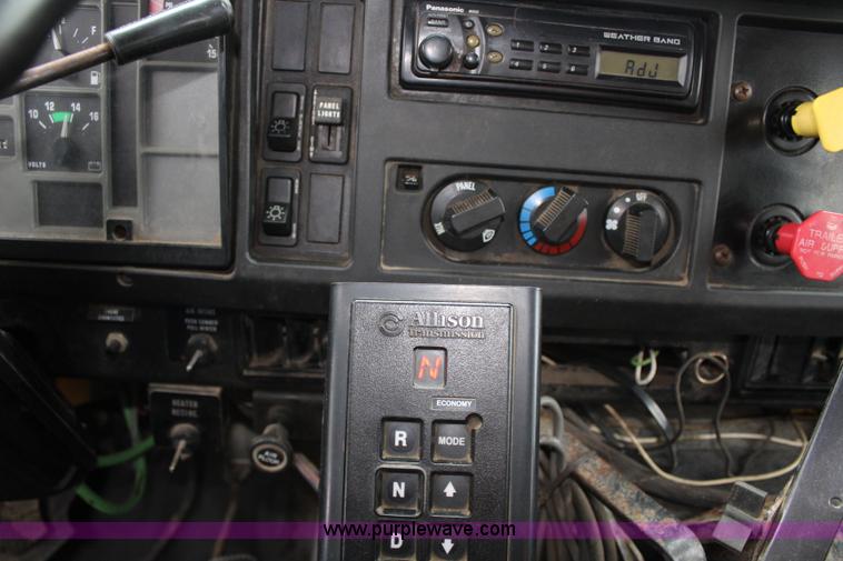 image for item J4564 2002 International 4900 Crew Cab dump truck