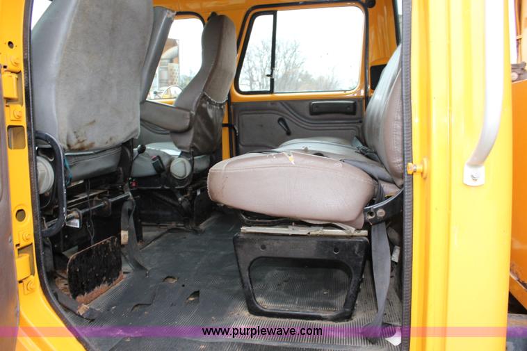 image for item J4564 2002 International 4900 Crew Cab dump truck