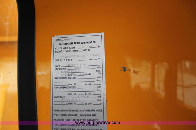 image for item J4564 2002 International 4900 Crew Cab dump truck