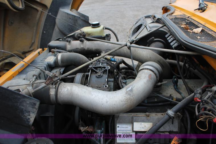 image for item J4564 2002 International 4900 Crew Cab dump truck