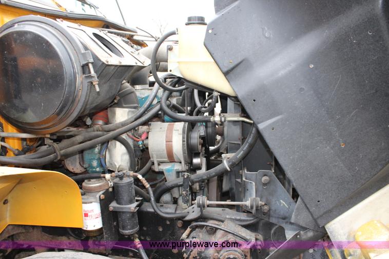 image for item J4564 2002 International 4900 Crew Cab dump truck