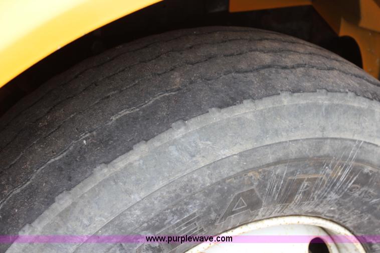 image for item J4564 2002 International 4900 Crew Cab dump truck