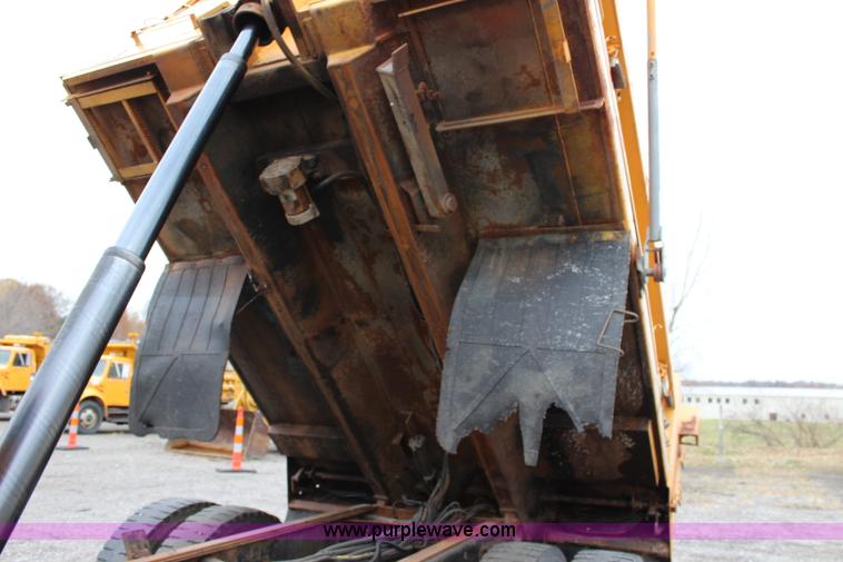 image for item J4564 2002 International 4900 Crew Cab dump truck