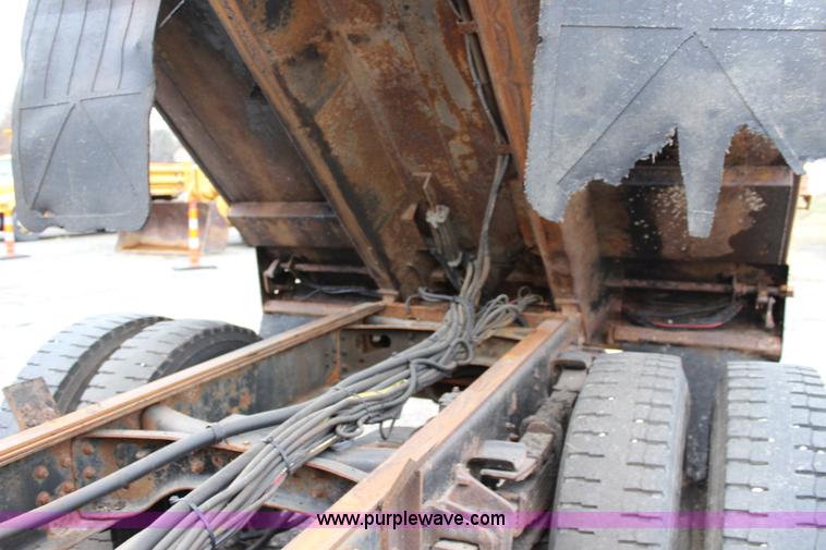 image for item J4564 2002 International 4900 Crew Cab dump truck