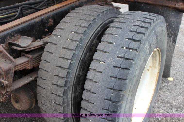 image for item J4564 2002 International 4900 Crew Cab dump truck