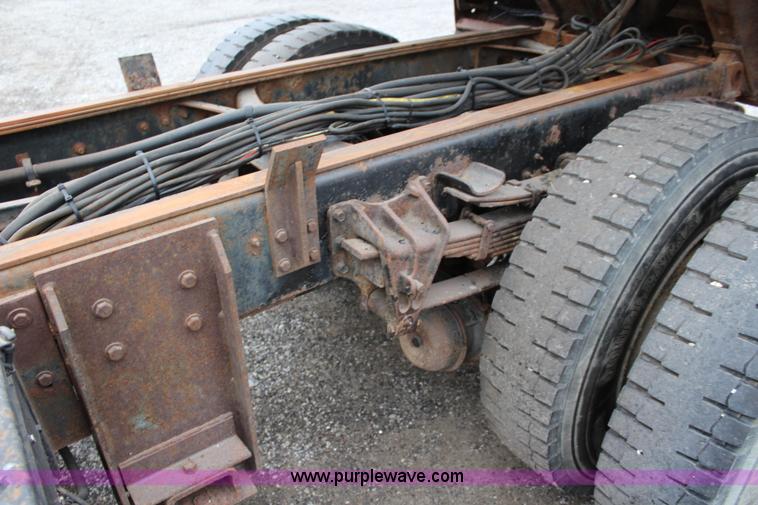 image for item J4564 2002 International 4900 Crew Cab dump truck