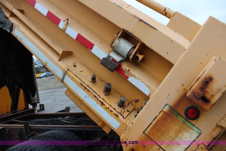 image for item J4564 2002 International 4900 Crew Cab dump truck