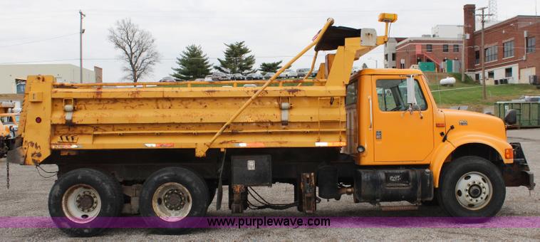 image for item J4566 2001 International F-4900 dump truck