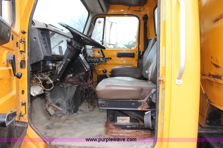 image for item J4566 2001 International F-4900 dump truck