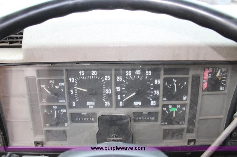 image for item J4566 2001 International F-4900 dump truck