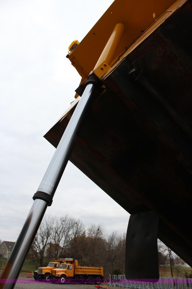 image for item J4566 2001 International F-4900 dump truck