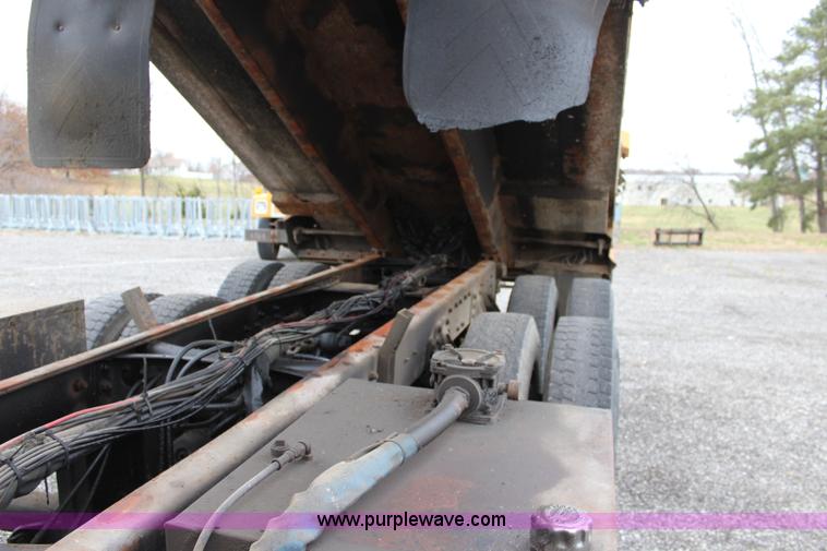 image for item J4566 2001 International F-4900 dump truck