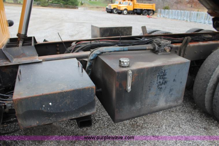 image for item J4566 2001 International F-4900 dump truck