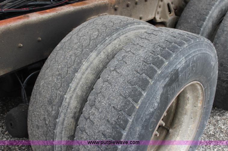 image for item J4566 2001 International F-4900 dump truck