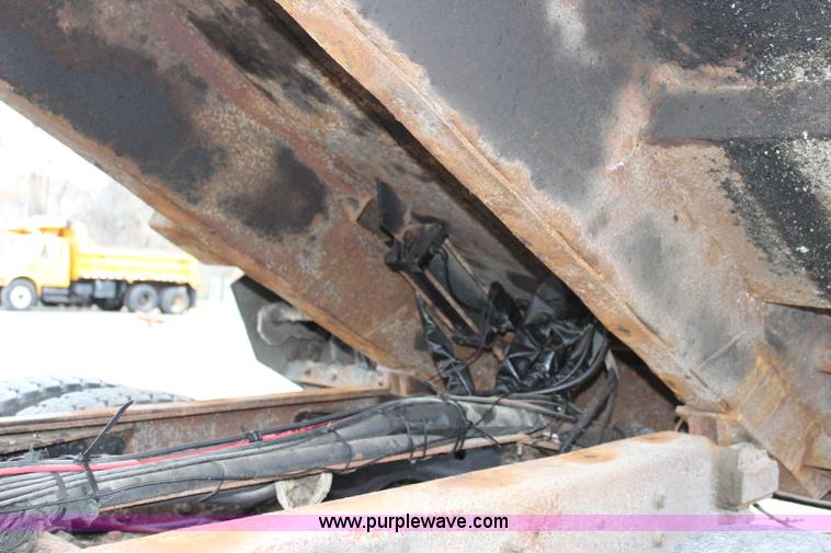 image for item J4566 2001 International F-4900 dump truck