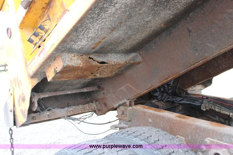 image for item J4566 2001 International F-4900 dump truck