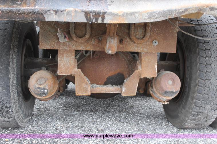 image for item J4566 2001 International F-4900 dump truck