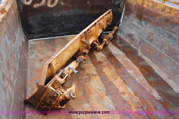 image for item J4566 2001 International F-4900 dump truck