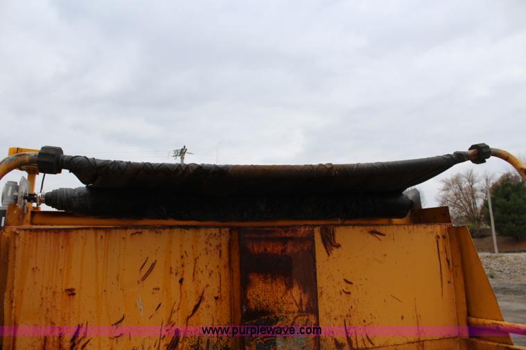 image for item J4566 2001 International F-4900 dump truck